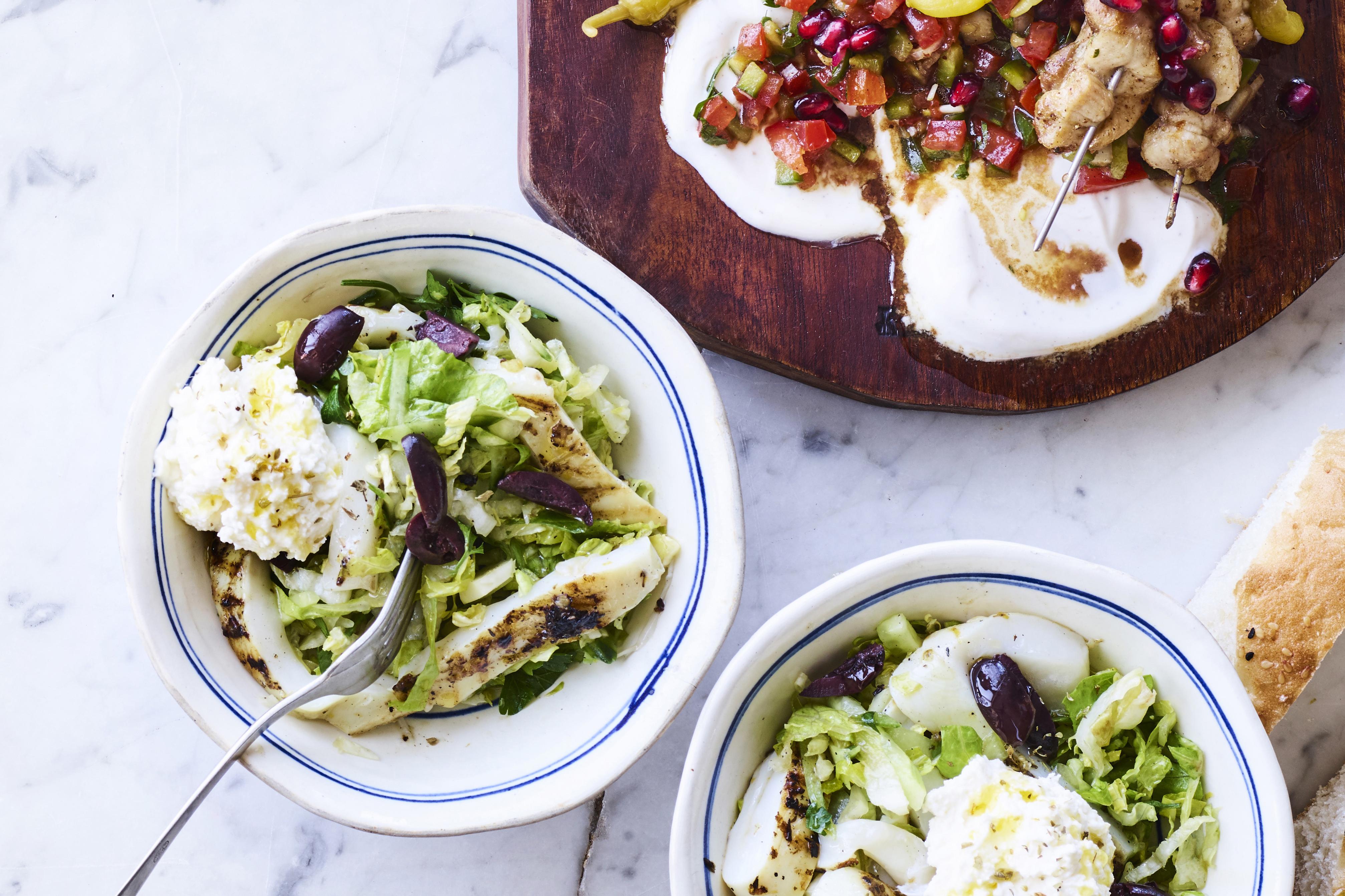 Griekse salade met gegrilde inktvis en fetaroom